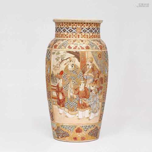 Satsuma Vase mit reichem DekorJapan, Meiji-Periode (1868-1912). Keramik-Scherben mit bunten