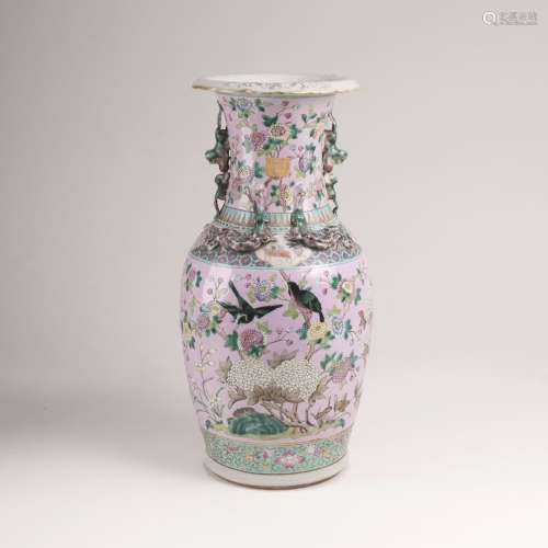 Kanton-Vase mit Blumen und VögelnChina. Porzellan, bemalt in den Farben der 'Famille-rose' mit