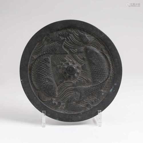 Runder Spiegel mit FischpaarChina, Song-Dynastie (960-1279). Bronze. Breiter Rand, um einen