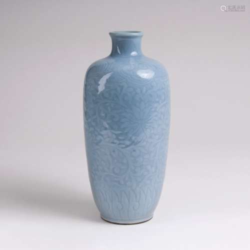 Clair-de-Lune Vase mit Blumen-ReliefdekorChina, Republik-Zeit (1912-1949). Porzellan. 'Meiping-