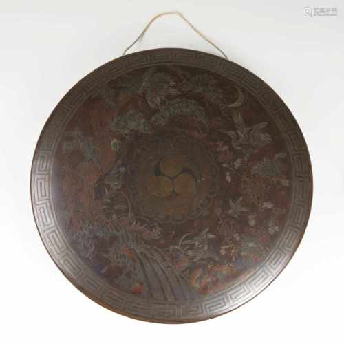 Gong mit Tauschier-DekorJapan, Meiji-Periode (1868-1912). Kupferlegierung mit Tauschierarbeit: im