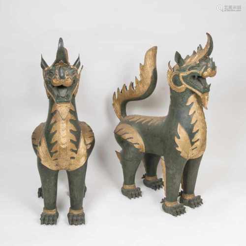 Paar imposanter 'Fo-Hunde'Südostasien, 20. Jh. Bronze mit grünlicher Patina und gold gefassten