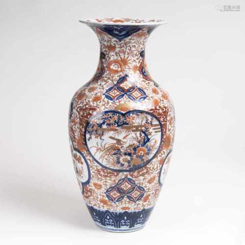Imari-Vase mit Blumen und VögelnJapan, Meiji-Periode (1868-1912). Porzellan, bemalt in kräftigem