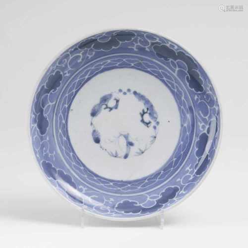 Blau-weiß Teller 'Wolken'Japan,um 1800. Porzellan. Heller Scherben. Ohne Marke. Haarriss. Dm. 20 cm.