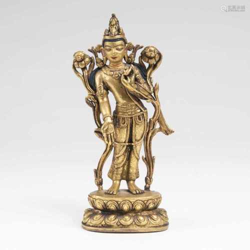 Figur 'Stehender Bodhisattva'Sinotibetisch, 19. Jh. Bronze, feuervergoldet, teils farbig bemalt. Auf