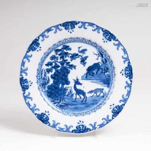 Blau-weiß Teller mit HirschenChina, Qianlong-Periode (1736-1795). Porzellan, unterglasurblau bemalt.