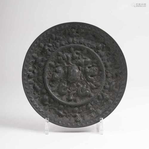 Großer runder Spiegel im Tang-StilChina, Liao-/Jin-Dynastie (907-1234). Bronze. Um den zentralen