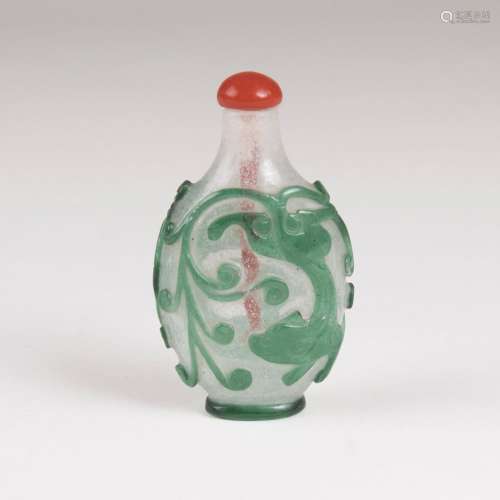 SnuffbottleChina. Blasiges Glas mit grünem Überfang. Beidseitig Drachendekor. Stöpsel. H. 7 cm. -
