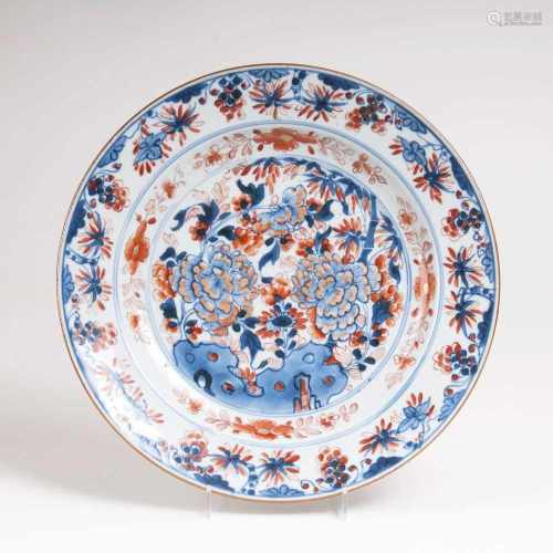 Chinesischer Teller im Imari-StilChina, Qianlong-Periode (1736-1795). Porzellan, unterglasurblau