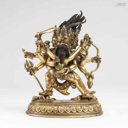 Figur 'Mahakala Dharmapala in Yab Yum'Sinotibetisch, 19. Jh. Bronze, feuervergoldet. Dreiköpfiger