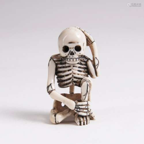 Netsuke 'Skelett'Japan. Elfenbein, geschnitzt, Gravuren geschwärzt. Sign. H. 5,5 cm. - A Netsuke '
