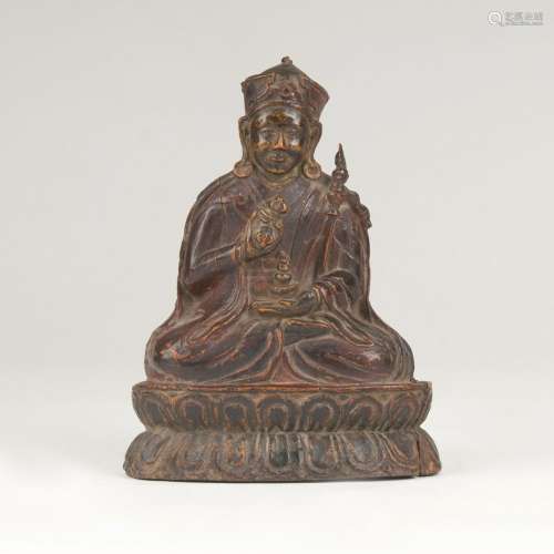 Figur 'Buddha Padmasambhava'Tibet, um 1900. Holz, geschnitzt, dunkelbraun gefasst. Dargestellt im
