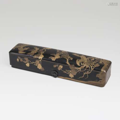 Lackschatulle mit feinem ReliefgolddekorJapan, Meiji-Periode (1868-1912). Der Deckel und die