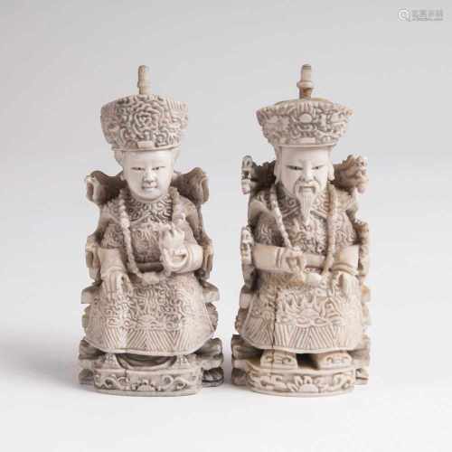 Figurenpaar 'Kaiser und Kaiserin'China, 1. Hälfte 20. Jh. Bein, geschnitzt. Detailreich