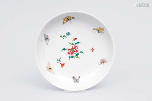 Famillie-rose Schale mit SchmetterlingenChina, wohl Kanxi-Periode (1662-1722). Porzellan. Im Spiegel