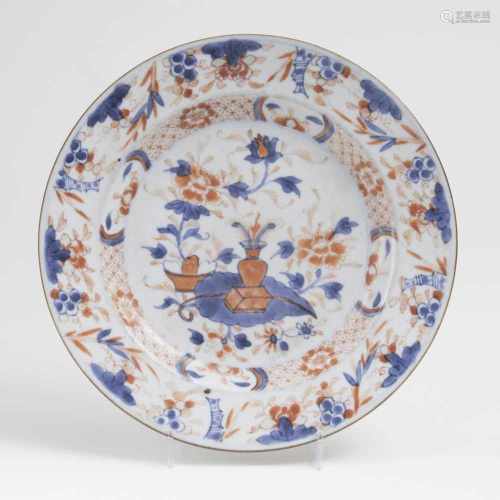 Imari-Teller mit Vase und Artemisia-BlattChina, Qing-Dynastie (1644-1911), um 1800. Porzellan mit