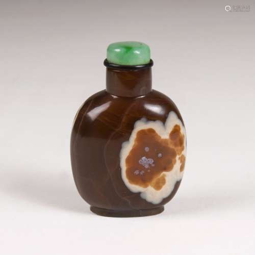 SnuffbottleChina. Achat in braun-beigen Farbtönen. Mit Stöpsel. H. 6 cm. - A SnuffbottleChina. Agate