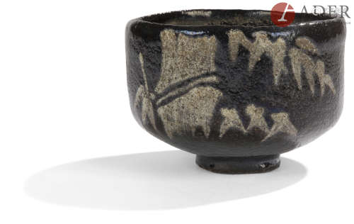 JAPON - Époque MEIJI (1868 - 1912) Chawan en grès émaillé noir à décor en réserve de bambou.