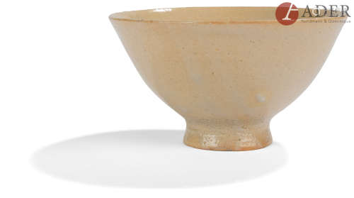 JAPON - XXe siècle Bol en grès émaillé crème craquelé. Cachet. Diam. : 13,2 cm