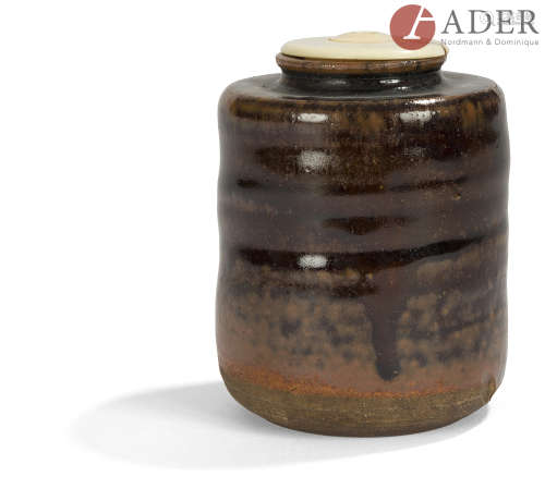 JAPON - XIXe siècle Chaïre cylindrique légèrement balustre en grès brun émaillé brun roux. H. : 7,