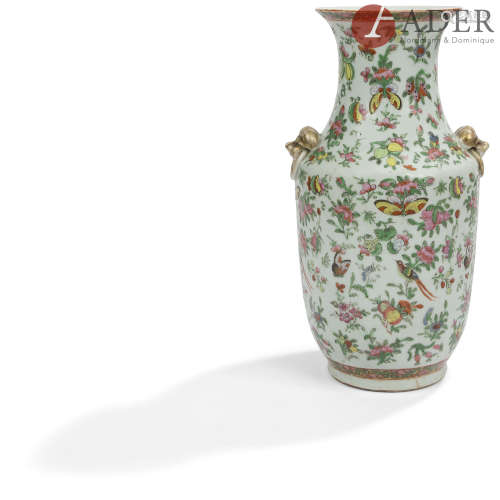 CHINE, Canton - XIXe siècle Vase balustre à col ouvert en porcelaine émaillée polychrome et or