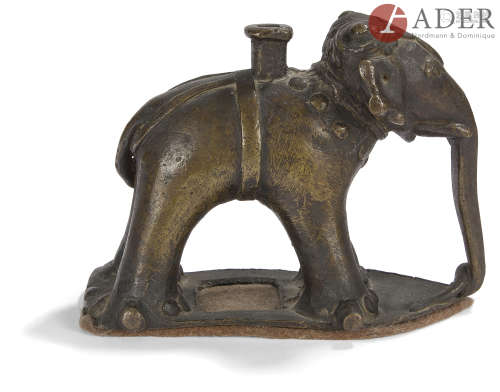 INDE - Vers 1900 Porte-baguette d'encens en forme d'éléphant en bronze à patine brune. H. : 12,5 cm