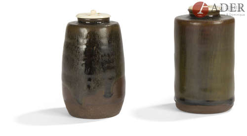 JAPON - XIXe siècle Deux chaïre, l'un légèrement ovoïde en grès émaillé brun et noir, l'autre