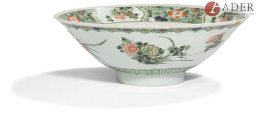 CHINE - Époque KANGXI (1662 - 1722) Bol en porcelaine décorée en émaux polychromes de la famille