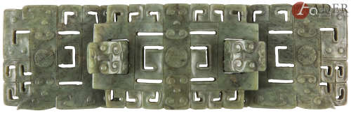 CHINE - Début XXe siècle Boucle de ceinture en trois parties en néphrite verte, à décor ajouré de