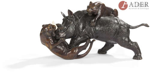 JAPON - Époque MEIJI (1868 - 1912) Groupe en bronze à patine brune, rhinocéros debout surmonté par