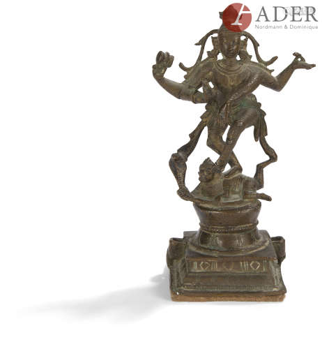 INDE du Sud - XIXe siècle Statuette en bronze à patine brune de Shiva Nataraja à quatre bras