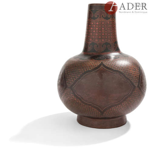 CHINE - Vers 1900 Vase à panse basse en laque rouge et brun à décor dans des médaillons polylobés de