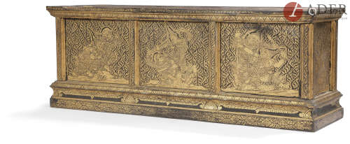 THAÏLANDE - XIXe siècle Coffre rectangulaire pour manuscrits en bois à décor laqué or dans trois
