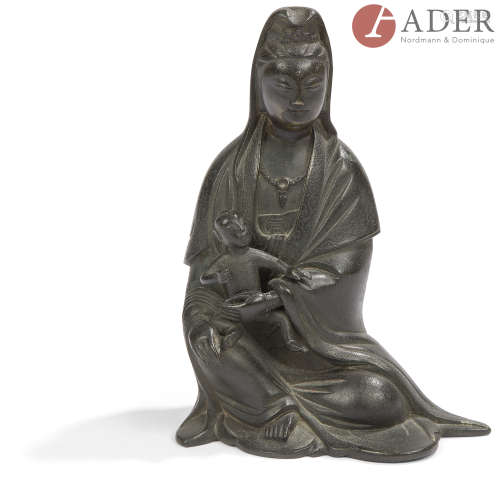 CHINE - Vers 1900 Statuette en bronze à patine brune de Guanyin à l'enfant assis en rajalilasana,