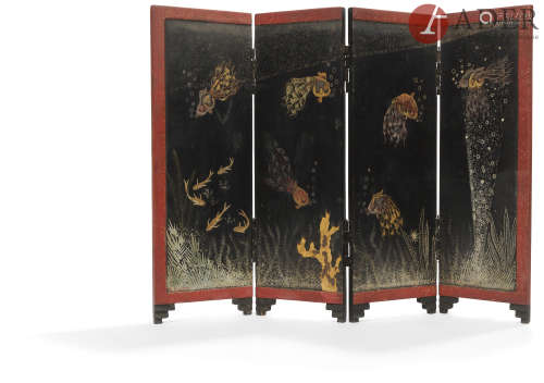 VIETNAM - XXe siècle Petit paravent de table à quatre feuilles en bois laqué noir, brun, rouge et or