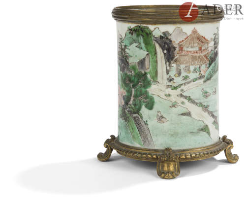 CHINE - Époque KANGXI (1662 - 1722) Pot à pinceaux en porcelaine émaillée polychrome de la famille