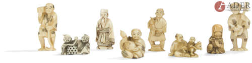 JAPON - Époque MEIJI (1868 - 1912) Ensemble de huit okimono dans le style des netsuke en ivoire,