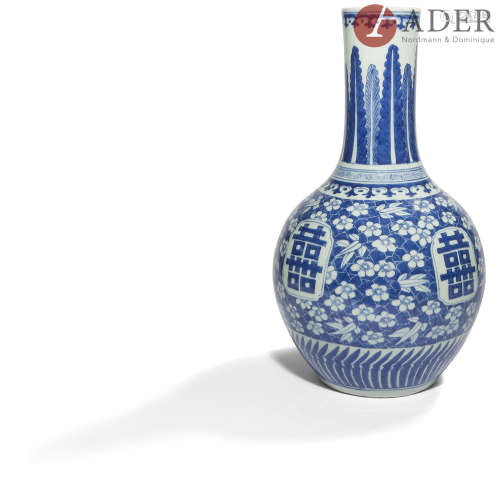 CHINE - XIXe siècle Vase en porcelaine bleu blanc à décor de feuilles de bananier le long du col, du