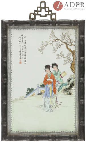CHINE - XXe siècle Ensemble de quatre plaques en porcelaine émaillée polychrome à décor de deux