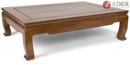 CHINE - XXe siècle Table basse en bois naturel orné d'une rainure, les pieds légèrement galbés. Dim.
