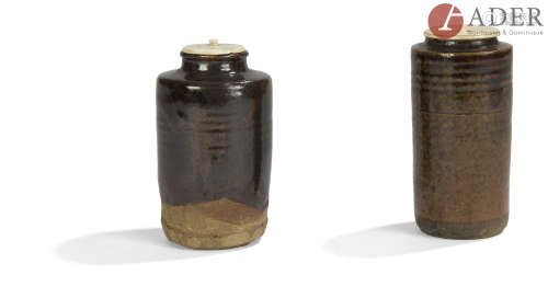 JAPON - XIXe siècle Deux chaïre, l'un de forme cylindrique en grès brun émaillé brun et noir à décor
