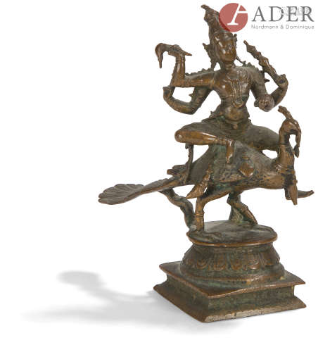 INDE - XVIIe/XVIIIe siècle Petite statuette en bronze à patine brune de Kartikeya à quatre bras