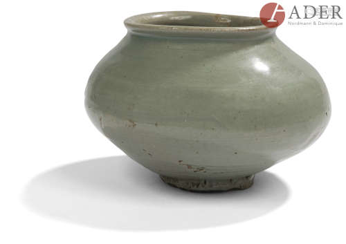 Corée - Fin Période CHOSEON (1392 - 1897), XVIIe siècle Vase balustre aplati en grès émaillé