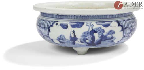 CHINE - XIXe siècle Cache-pot tripode en porcelaine bleu blanc à décor de personnages sous les