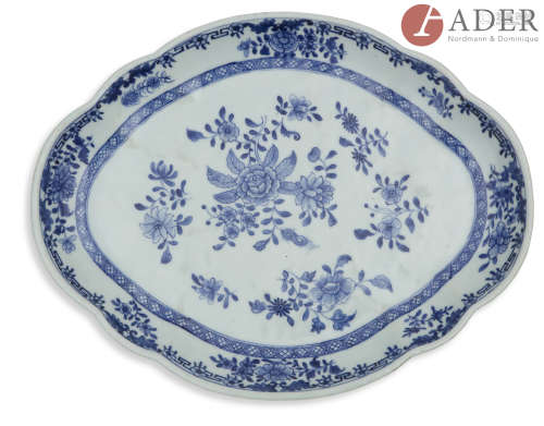 CHINE - Époque KANGXI (1662 - 1722) Plat ovale polylobé en porcelaine bleu blanc orné de branches