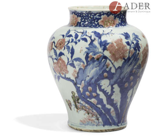 CHINE - XVIIIe siècle Potiche balustre en porcelaine émaillée sous couverte en bleu de cobalt et