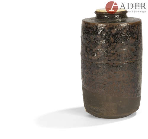 JAPON - Époque EDO (1603 - 1868) Chaïre cylindrique en grès brun partiellement émaillé noir.