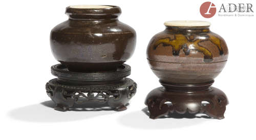 JAPON - Époque MEIJI (1868 - 1912) Deux chaïre, l'un de forme ronde en grès émaillé brun et coulures