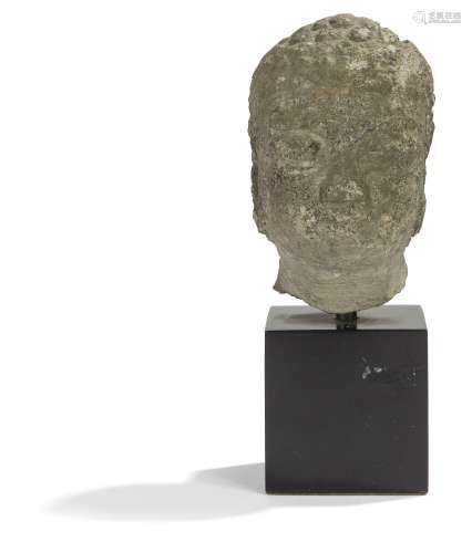 COREE - Période SILLA (57 av. JC - 918) Petite tête de bouddha en grès gris. (Restaurations). H. : 8