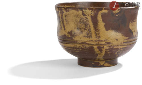 JAPON - Époque SHOWA (1926 - 1945) Chawan irrégulier en grès émaillé brun et fauve. Diam. : 12 cm
